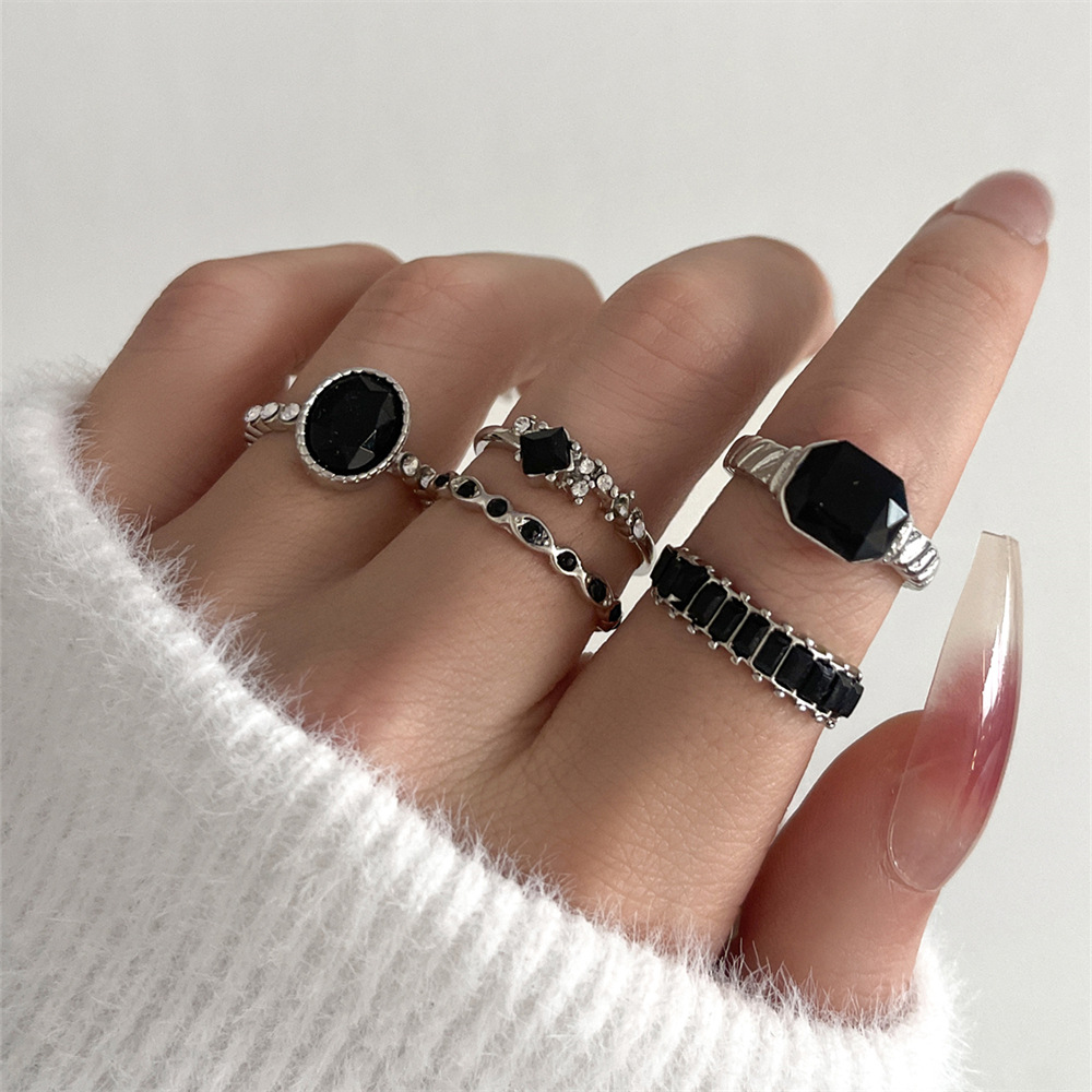 Vintage Punk Knuckle Rings Set - Retro czarny zestaw pierścionków z kryształowymi